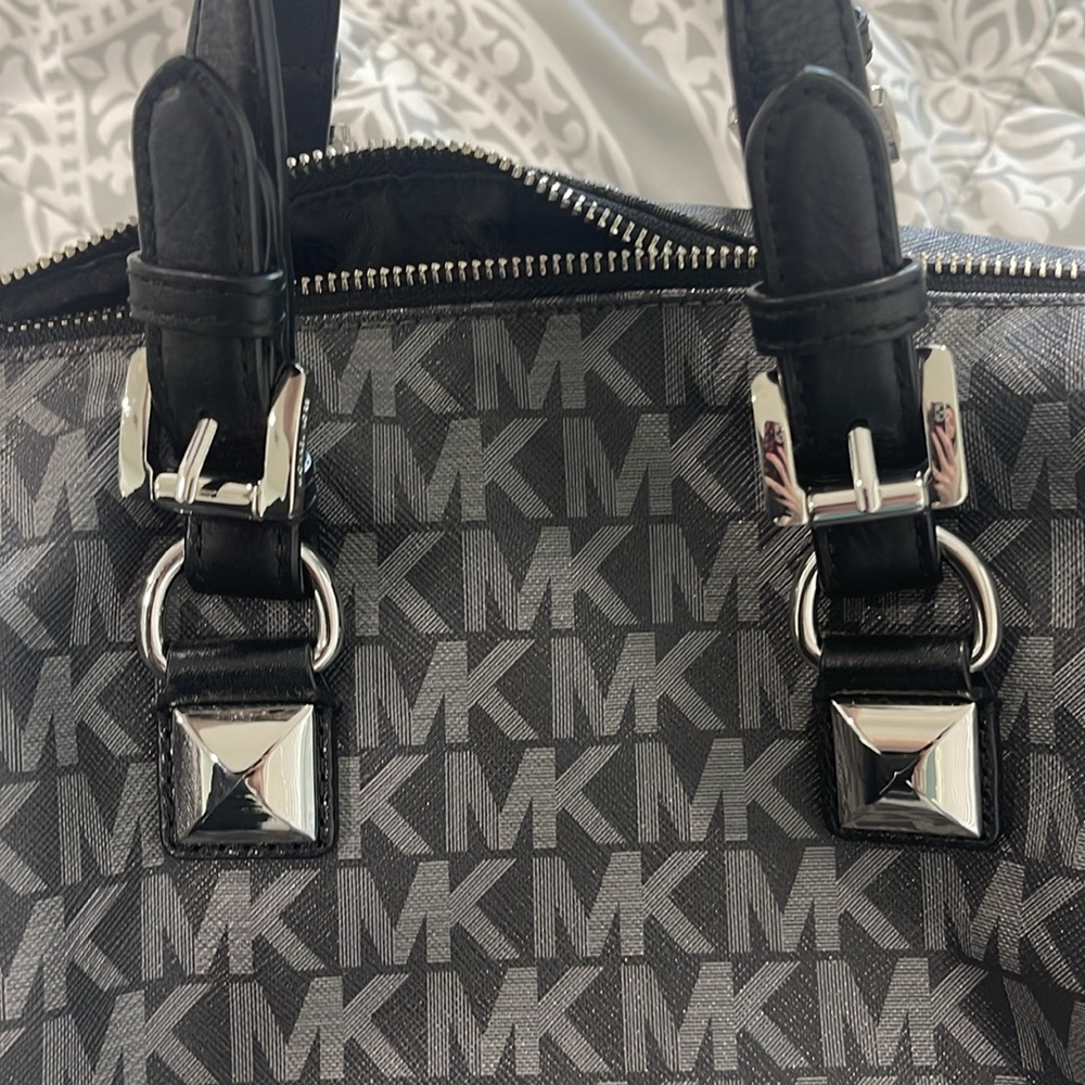Pre-loved, in great condition MK purse - Picture 3 of 12